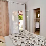 And Anika Ζαντάρ