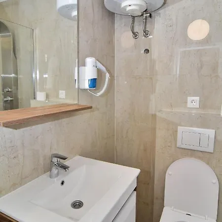 And Anika زادار