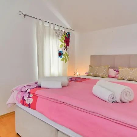 And Anika زادار