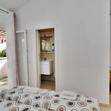 And Anika Bed and breakfast